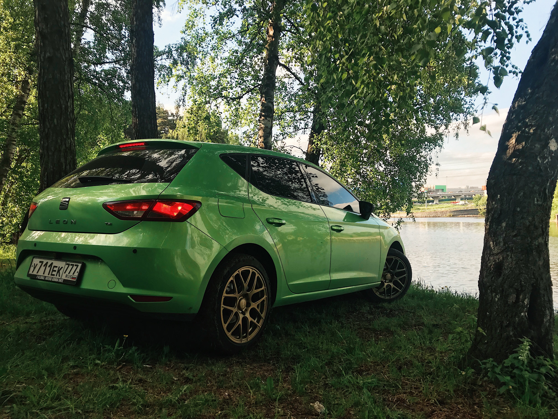 Зеленые номера. Seat Leon 2013 зеленый. Kia car Green Sky. Киа стараямашины с зелёным знаком.