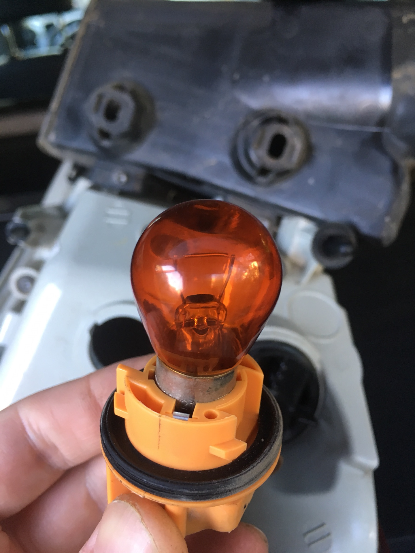 Как поменять лампочку поворотника на тойота авенсис