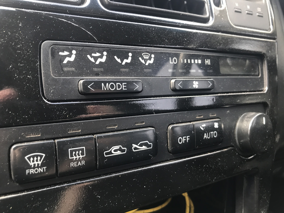 Что значит кнопка rear. Кнопка подогрева заднего стекла toyota corolla 2007. Рав 4 кнопка esp. Что значит кнопка rear. Кнопки регулировки подогрева сидений краун grs 200.