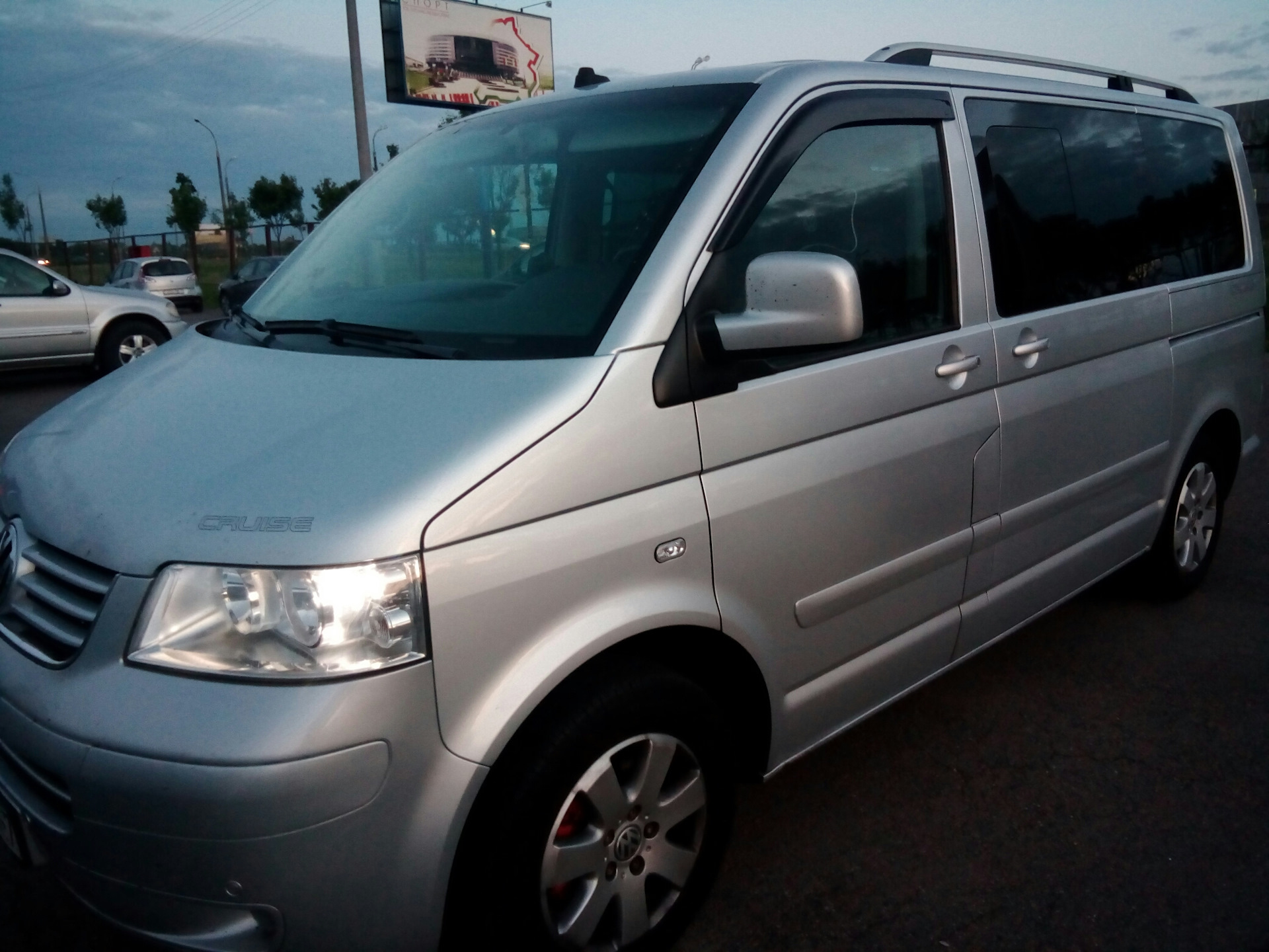 Короткая база. Рейлинги Volkswagen Multivan t6. Рейлинги Volkswagen Multivan 2008. Рейлинги на Volkswagen t5. T5 длинная база.