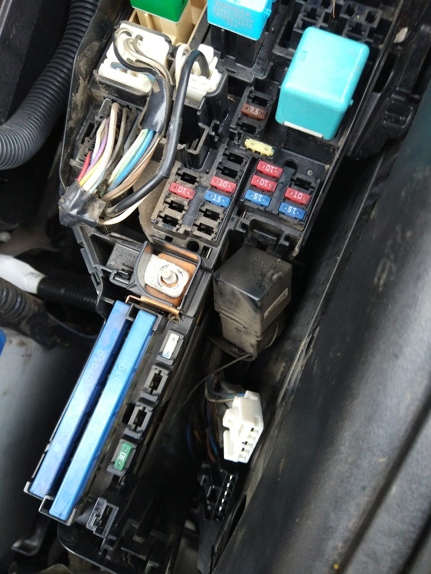 Предохранитель на бензонасос камри. Тойота камри реле бензонасоса. Блок  тойота камри 3. Предохранитель бензонасоса тойота камри 40 2. Реле бензонасоса toyota carina.