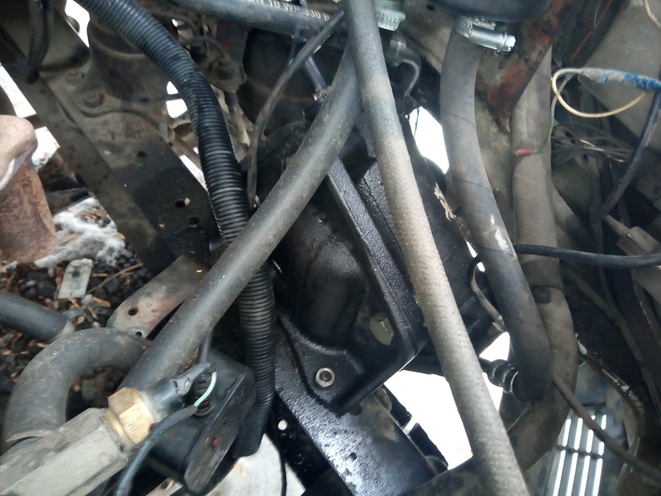 Кронштейн насоса гур zf на змз 406/405. Кронштейн крепления насоса гур змз 406. Гур змз 406. Насос гур газель 406. Гур змз 406.