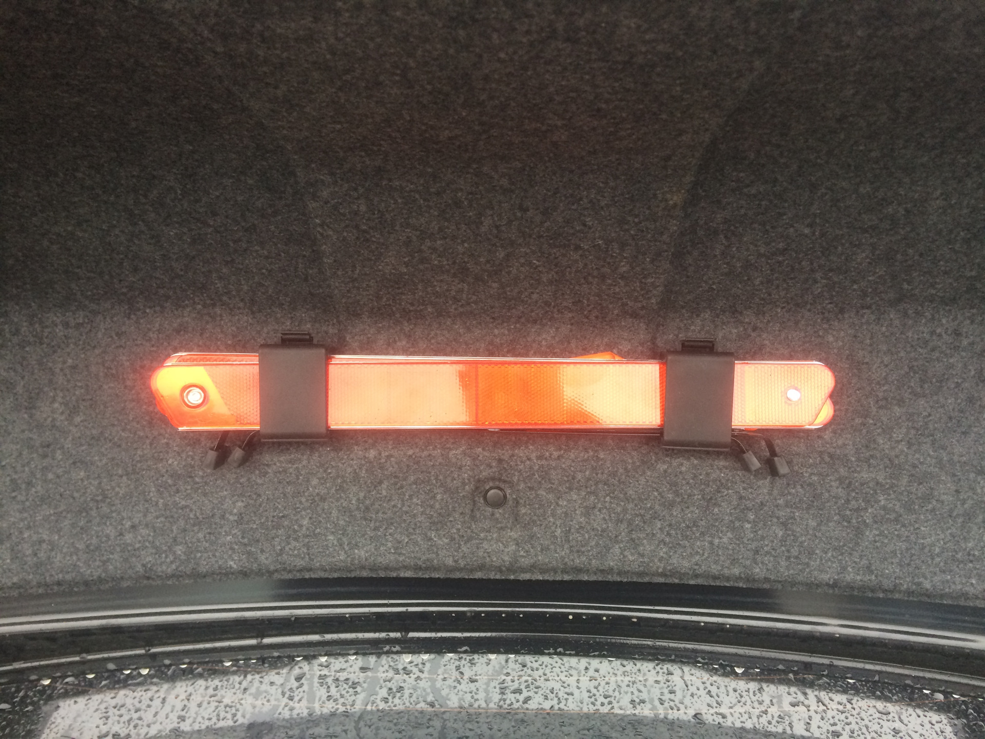 Крепление знака аварийной остановки — Mitsubishi Lancer X, 1,6 л, 2012 ...