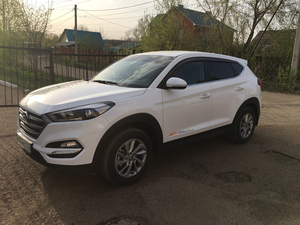 Hyundai Tucson белый с антенной