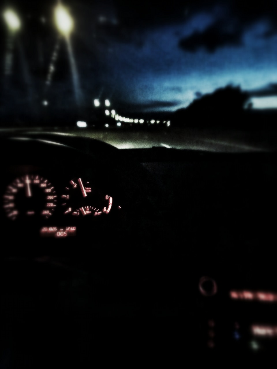 Машина песня на ночь. Машина ночью. За рулем ночью. В машине по ночному городу. Машина едет ночью.