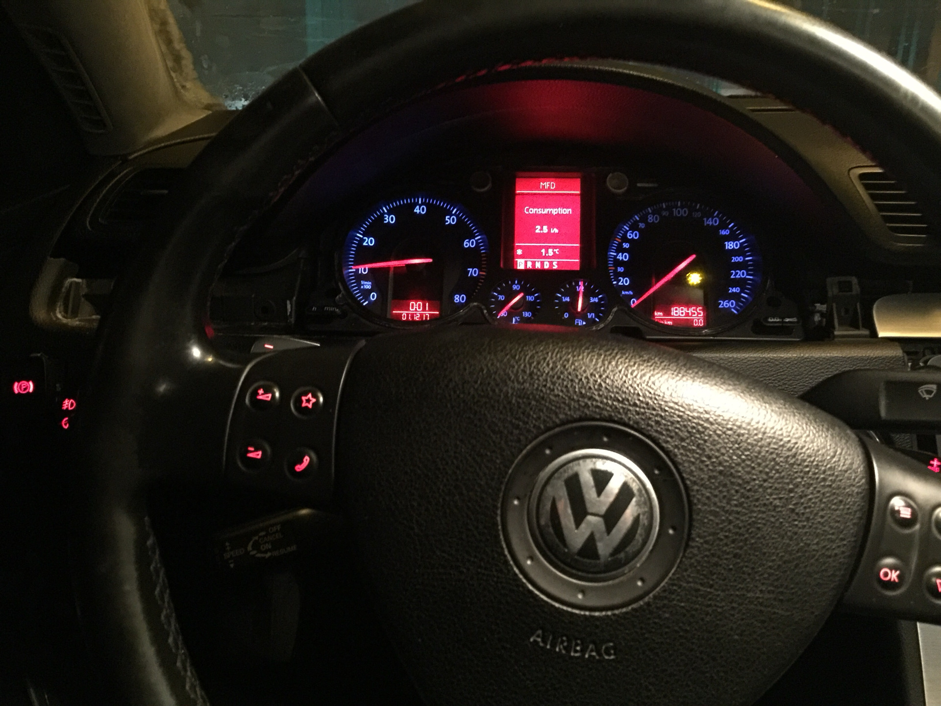 Пересвет приборной панели — Volkswagen Passat B6, 2 л, 2006 года ...