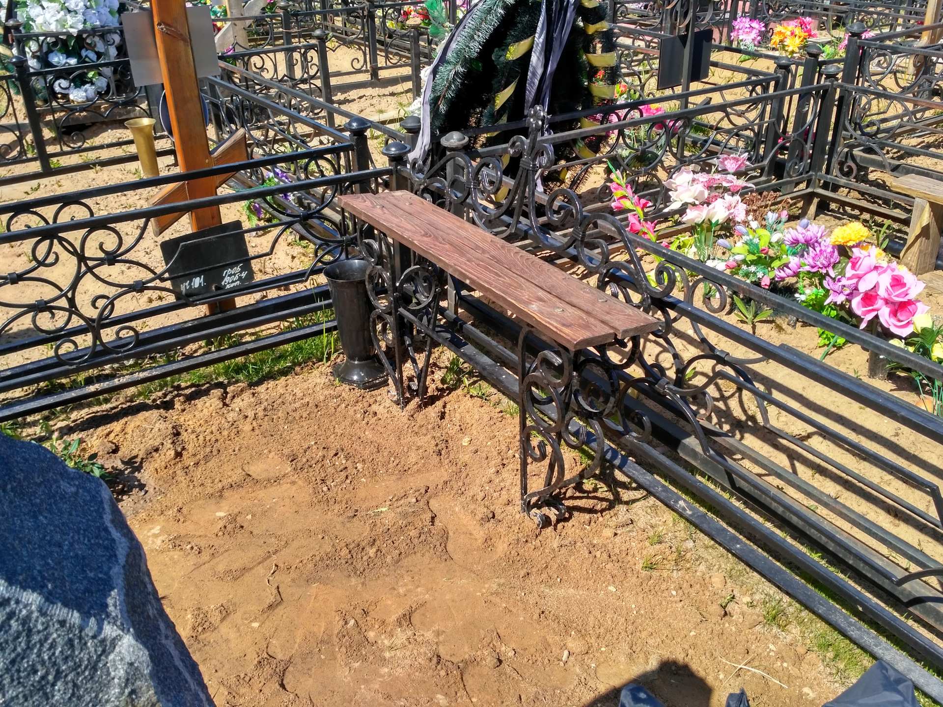 красивые скамейки из металла на кладбище