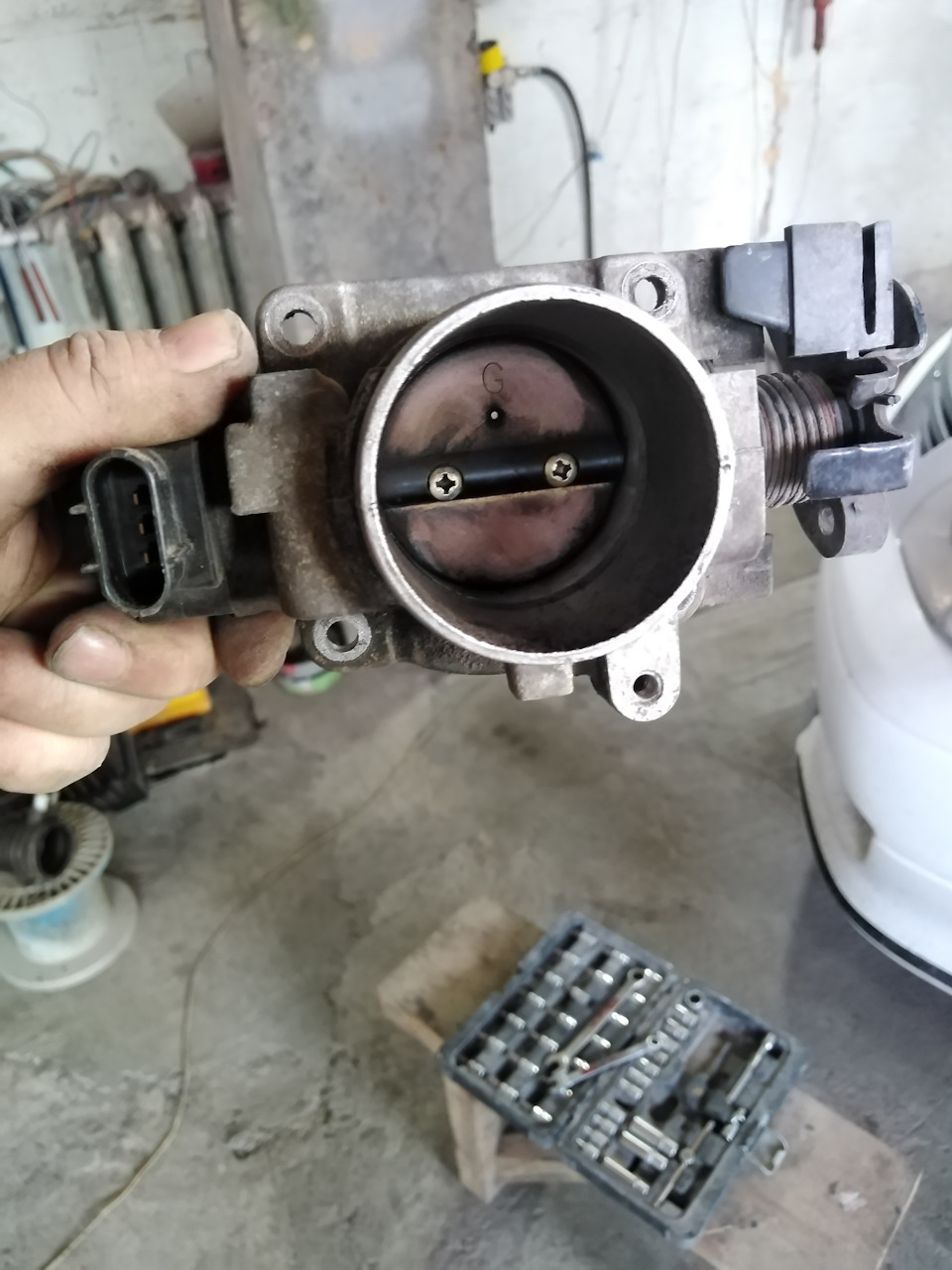 Поменял прокладки под клапанной крышкой и свечными колодцами — Mazda ...