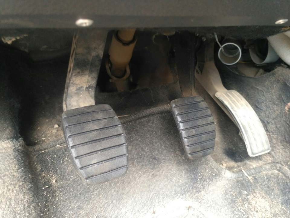 Резинки на педали — Renault Duster (1G), 1,6 л, 2012 года | своими ...