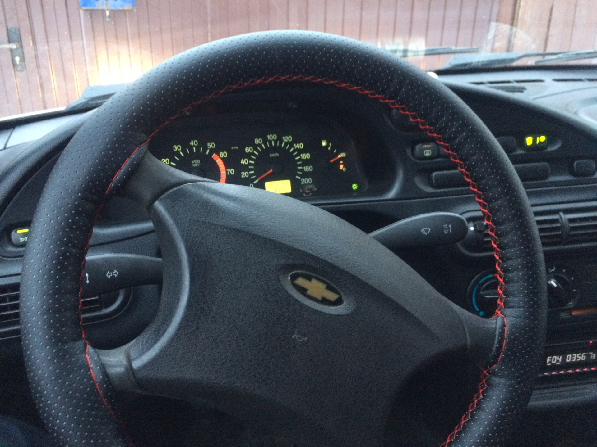 Перетяжка руля нива шевроле. Обшивка руль нива шевроле. Руль нива шевроле 2012. Chevrolet niva руль. Оплетка на руль нива шевроле.