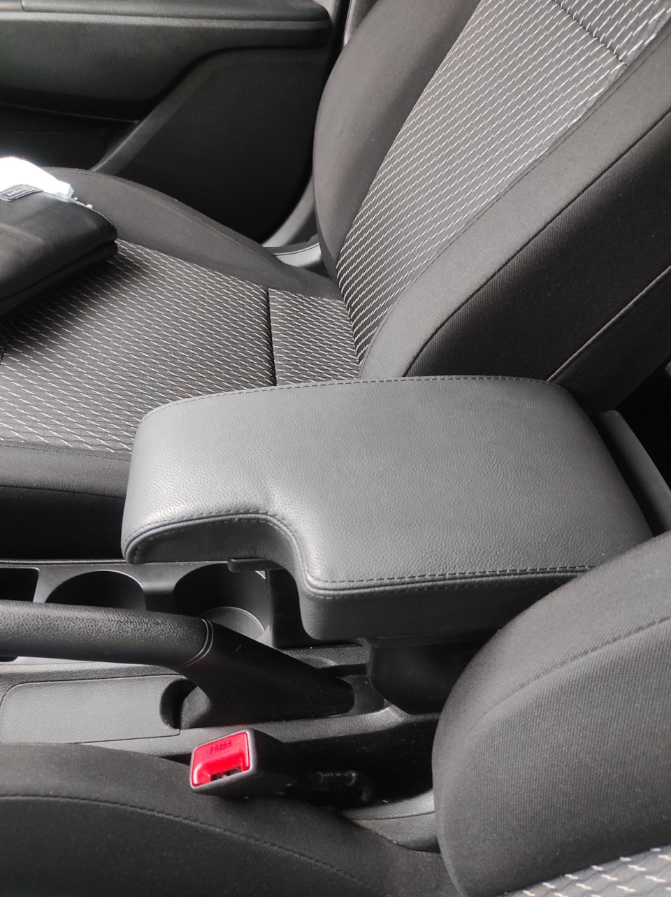 15. Подлокотник с али. — KIA Rio (4G), 1,6 л, 2018 года | просто так ...