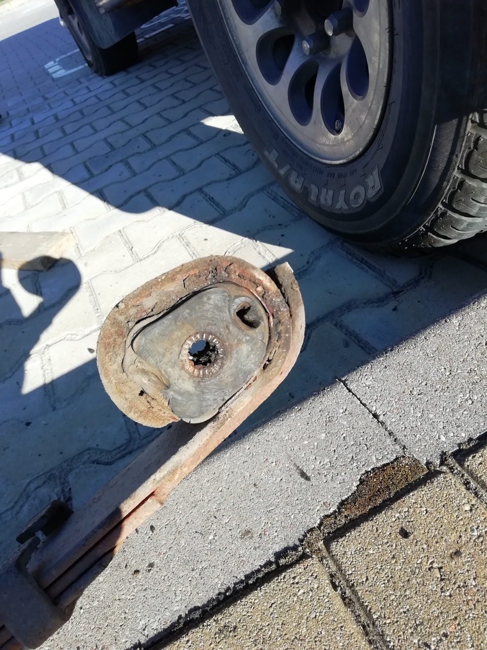 Ухо второй рессоры — Mitsubishi Delica (P35W)