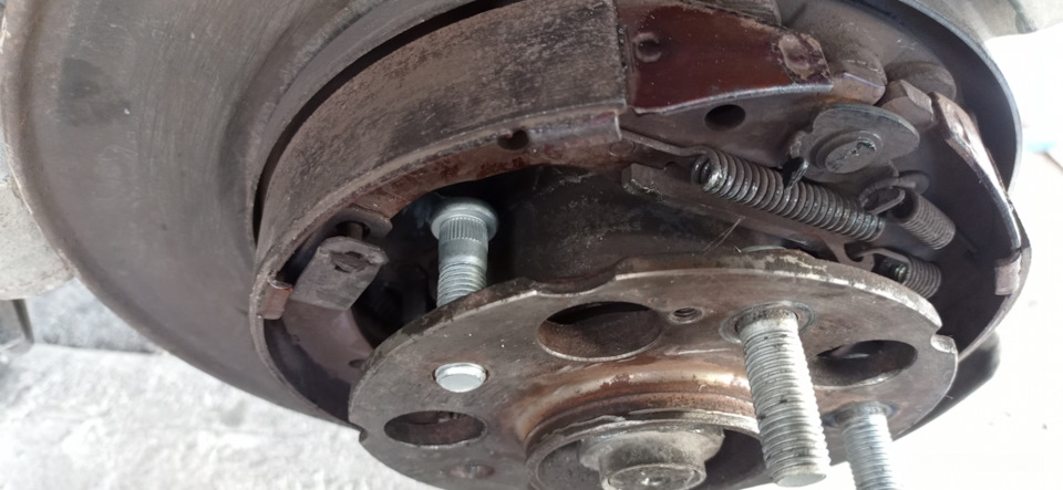 Замена шпилек заднего колеса — Acura RDX (1G), 2,3 л, 2007 года ...