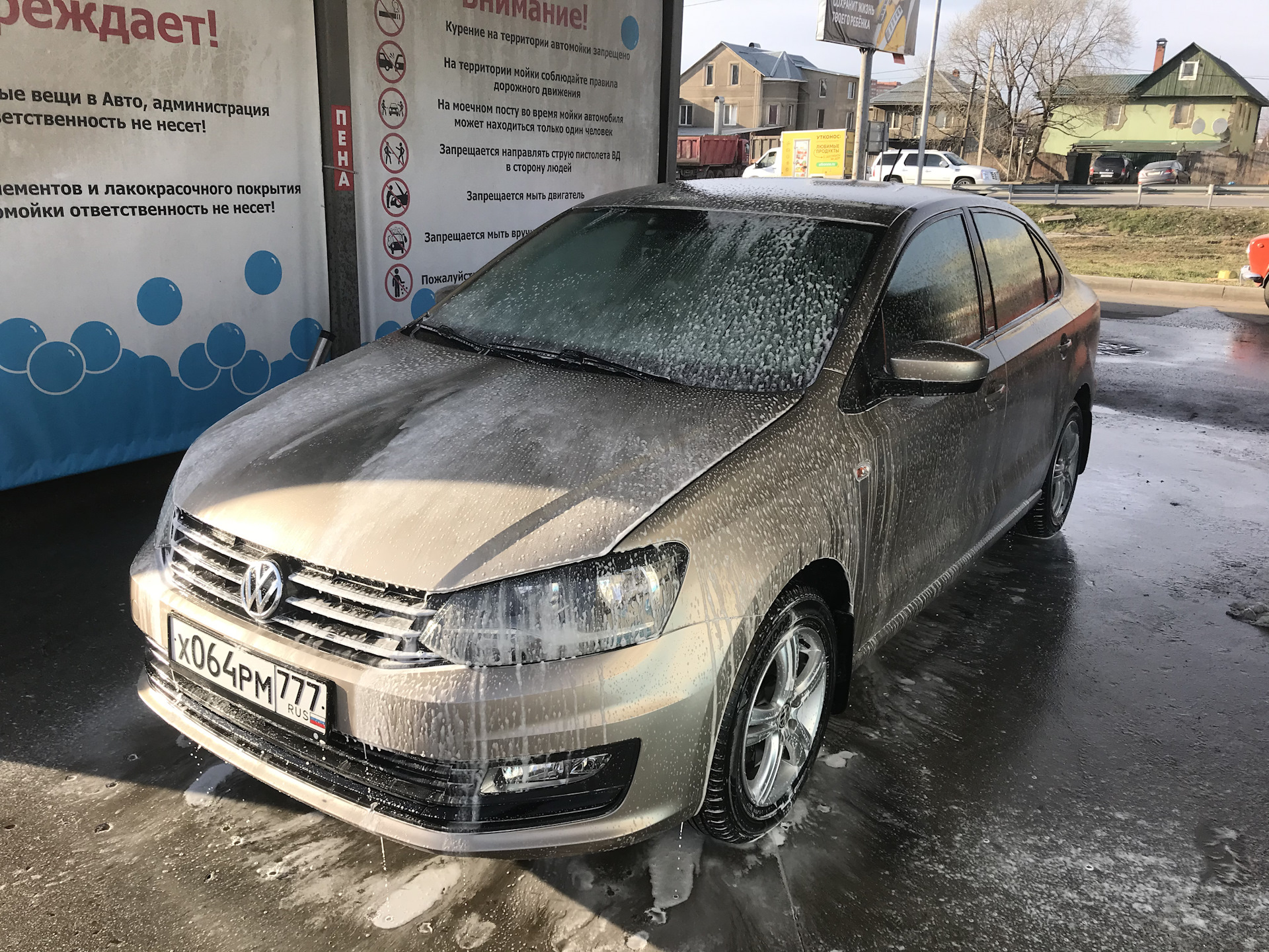 Травка зеленеет, Солнышко блестит; Ласточка с весною В сени к нам летит ...