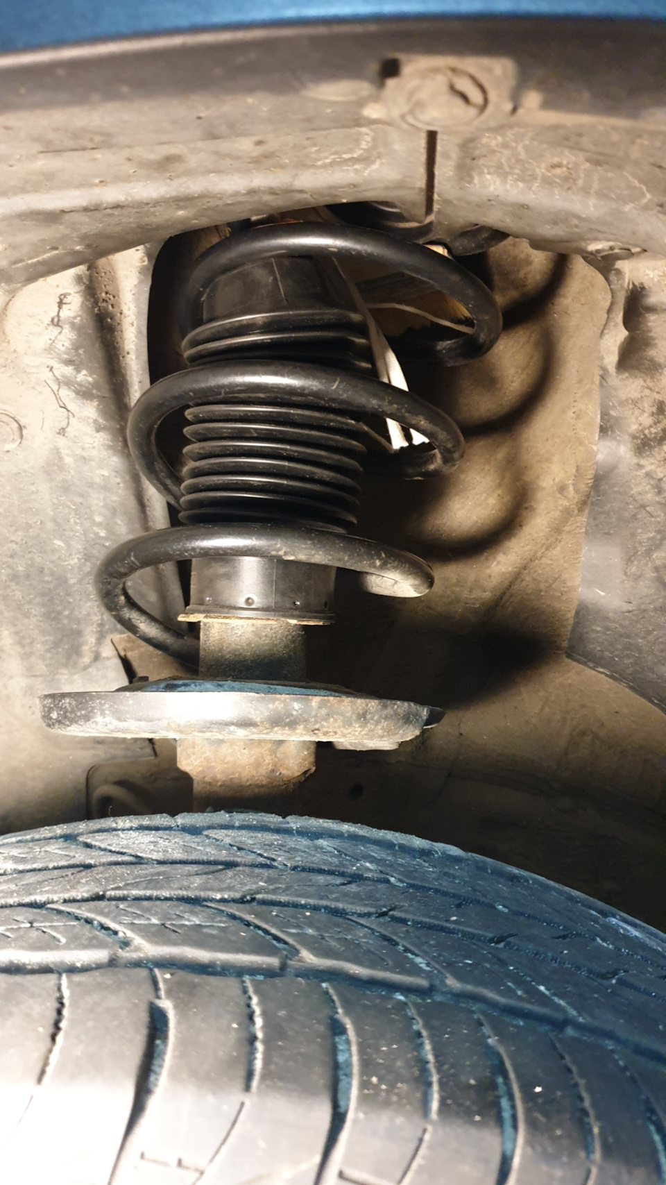 Замена пыльника стойки амортизатора. — Mazda CX-5 (1G), 2,5 л, 2014 ...