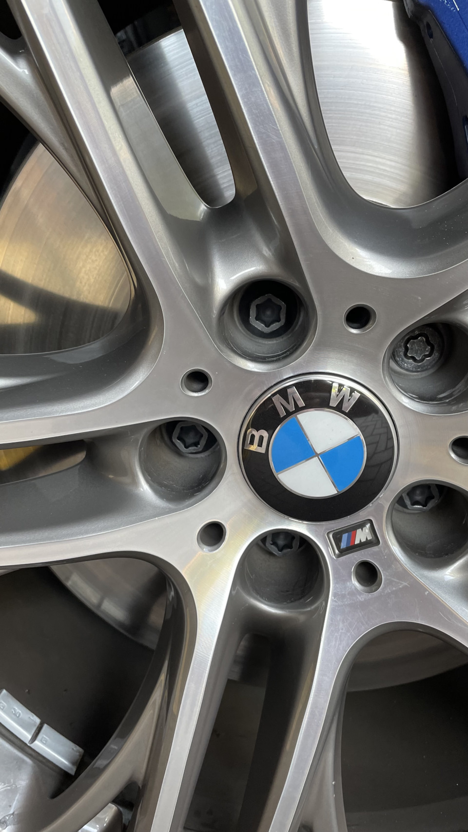Колесные болты — BMW X5 (F15), 3 л, 2017 года | аксессуары | DRIVE2