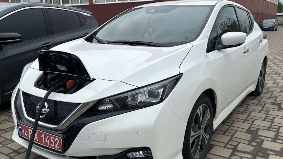 Nissan Leaf Белоснежка