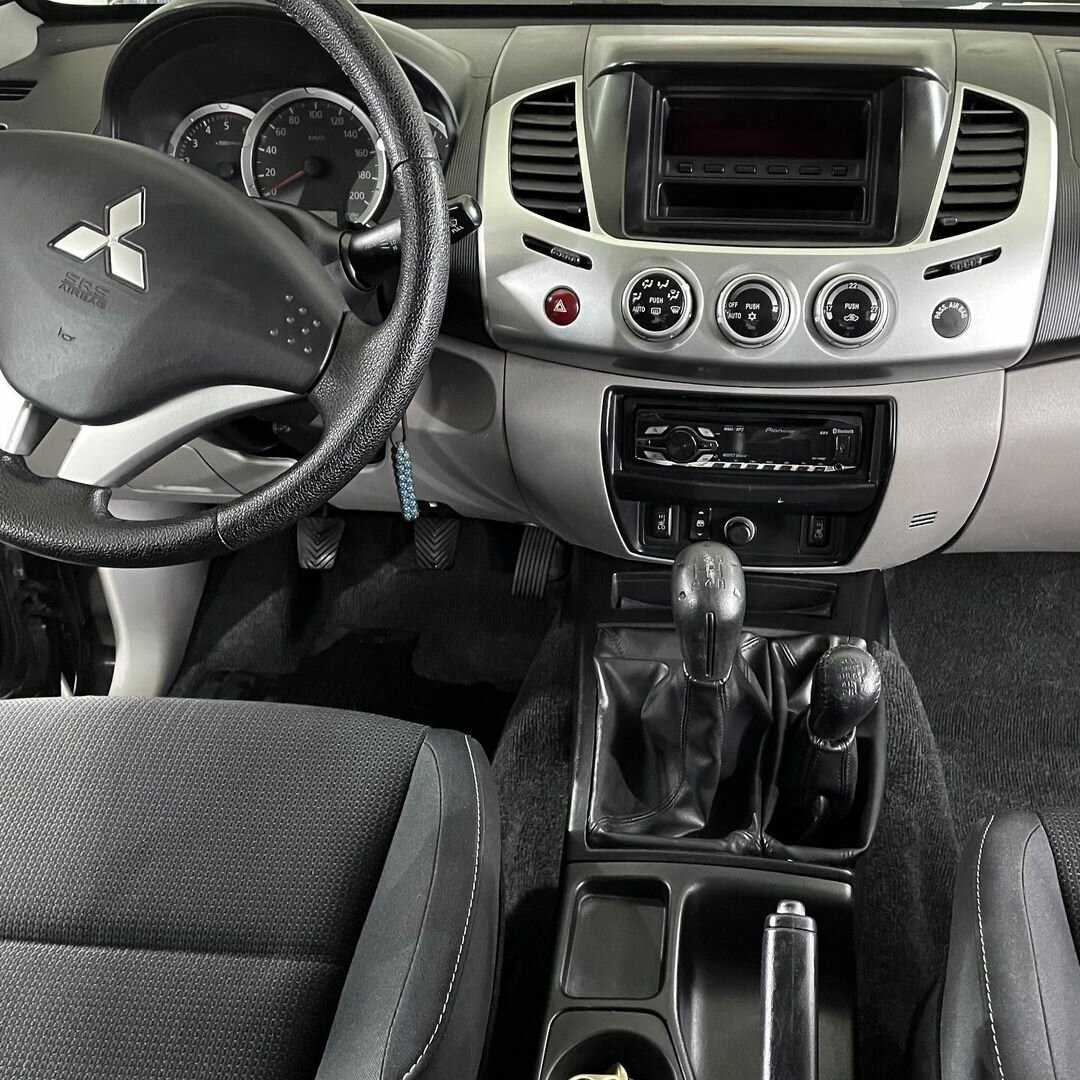 Mitsubishi l200 4 салон. Mitsubishi new l200 салон. Mitsubishi l200 салон. Mitsubishi l200 торпеда. Митсубиси л200 салон.