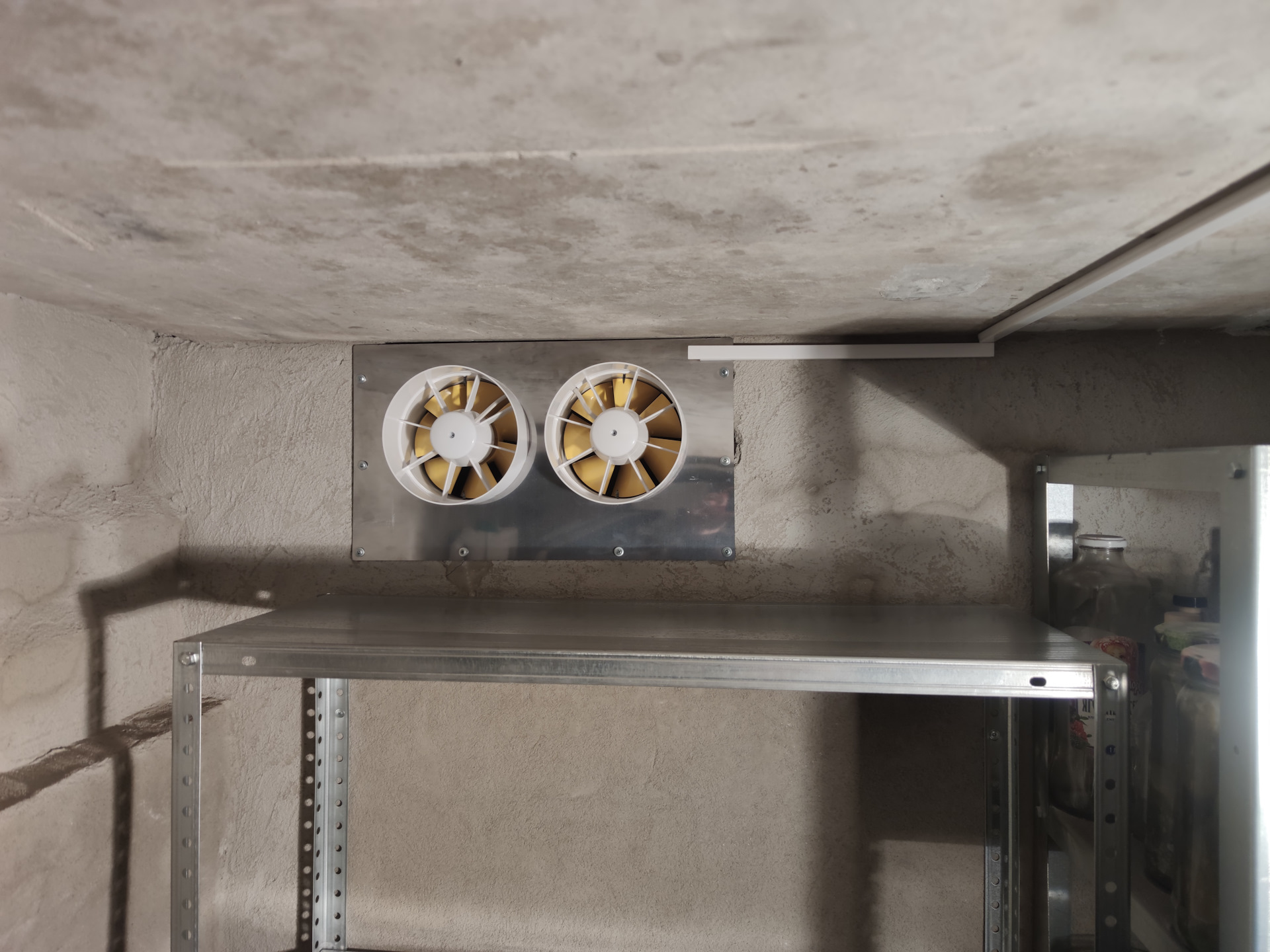 Внутреннее устройство погреба для хранения