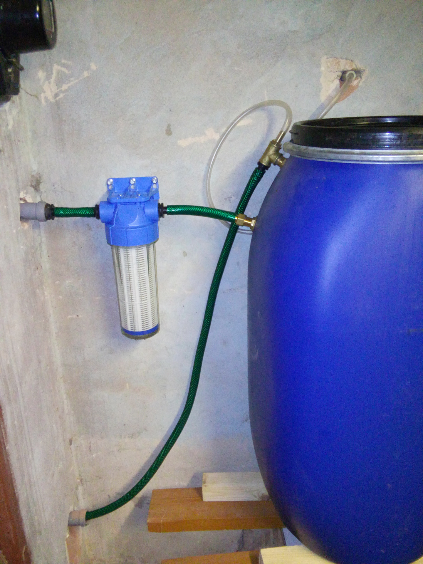 Подключить воду к бочке. Система сбора дождевой воды в гараже. Емкость для воды в гараж. Бачок для воды. Бак для воды в гараж.