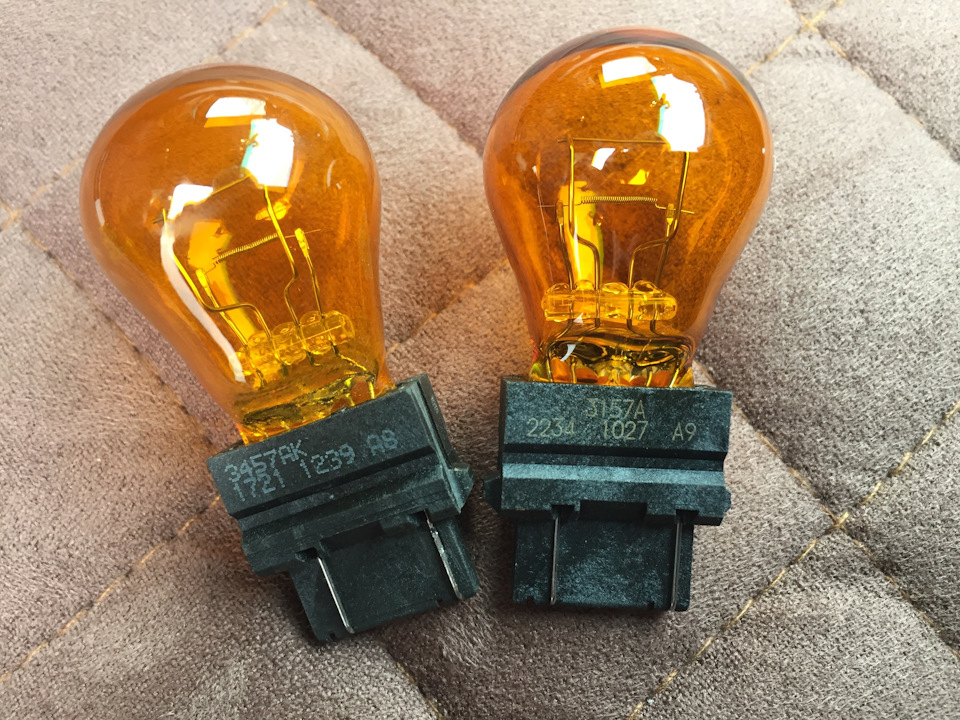 Слева родная с подгоревшим контактом. Справа OSRAM 8207 27w/7w (на ценнике было написано так) — BMW X5 (E53)