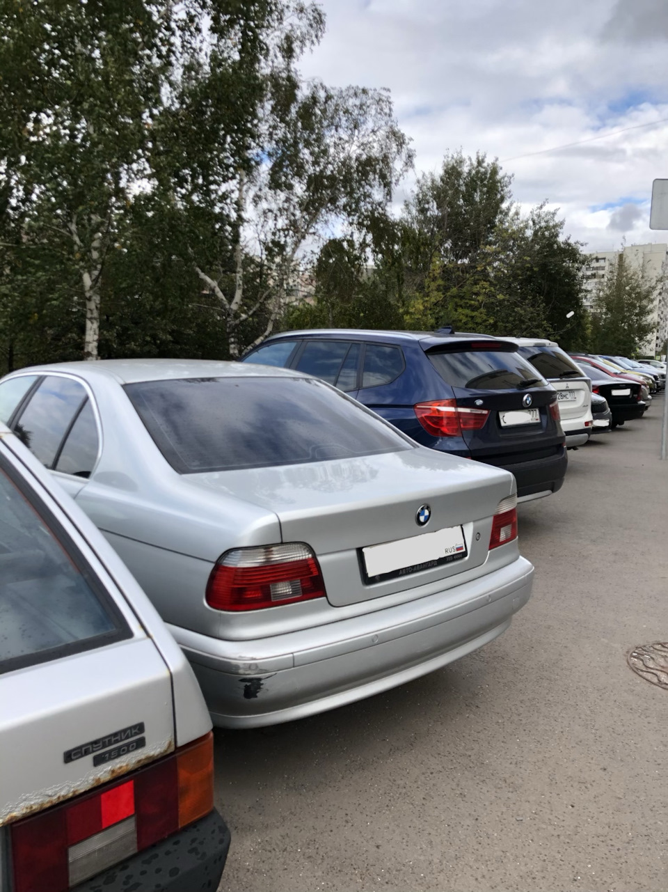 Целая парковка брошенных машин (BMW, Volvo, Mercedes-Benz, Mitsubishi,  Toyota, Nissan, ВАЗ) — Сообщество «Брошенные Машины» на DRIVE2