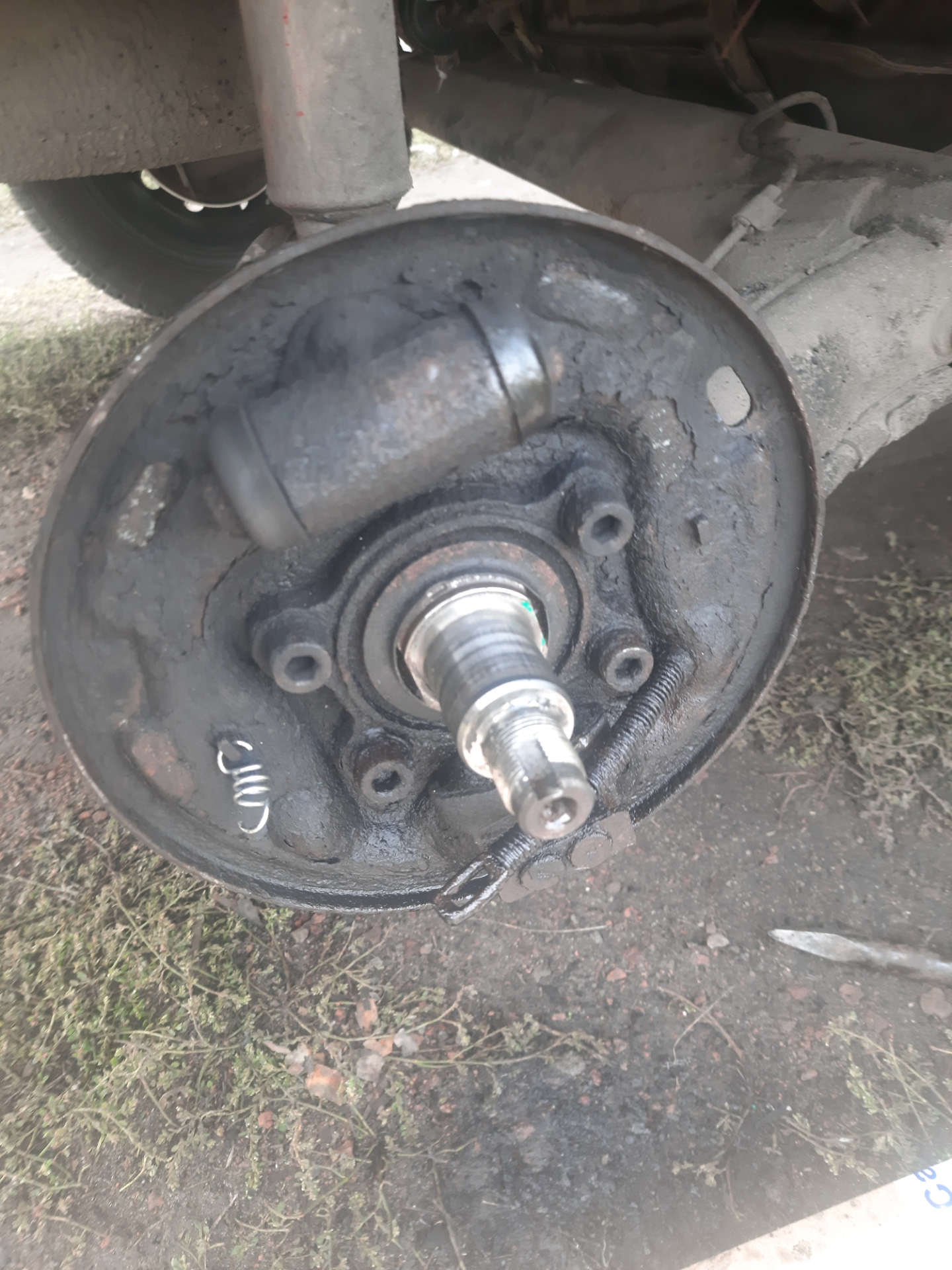 Замена задних тормозных барабанов — Lada Приора хэтчбек, 1,6 л, 2009 ...