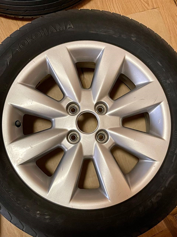 Шины летние Yokohama 195/60 R15, литые диски Suzuki 6Jx15 ET45 4x100 на ...