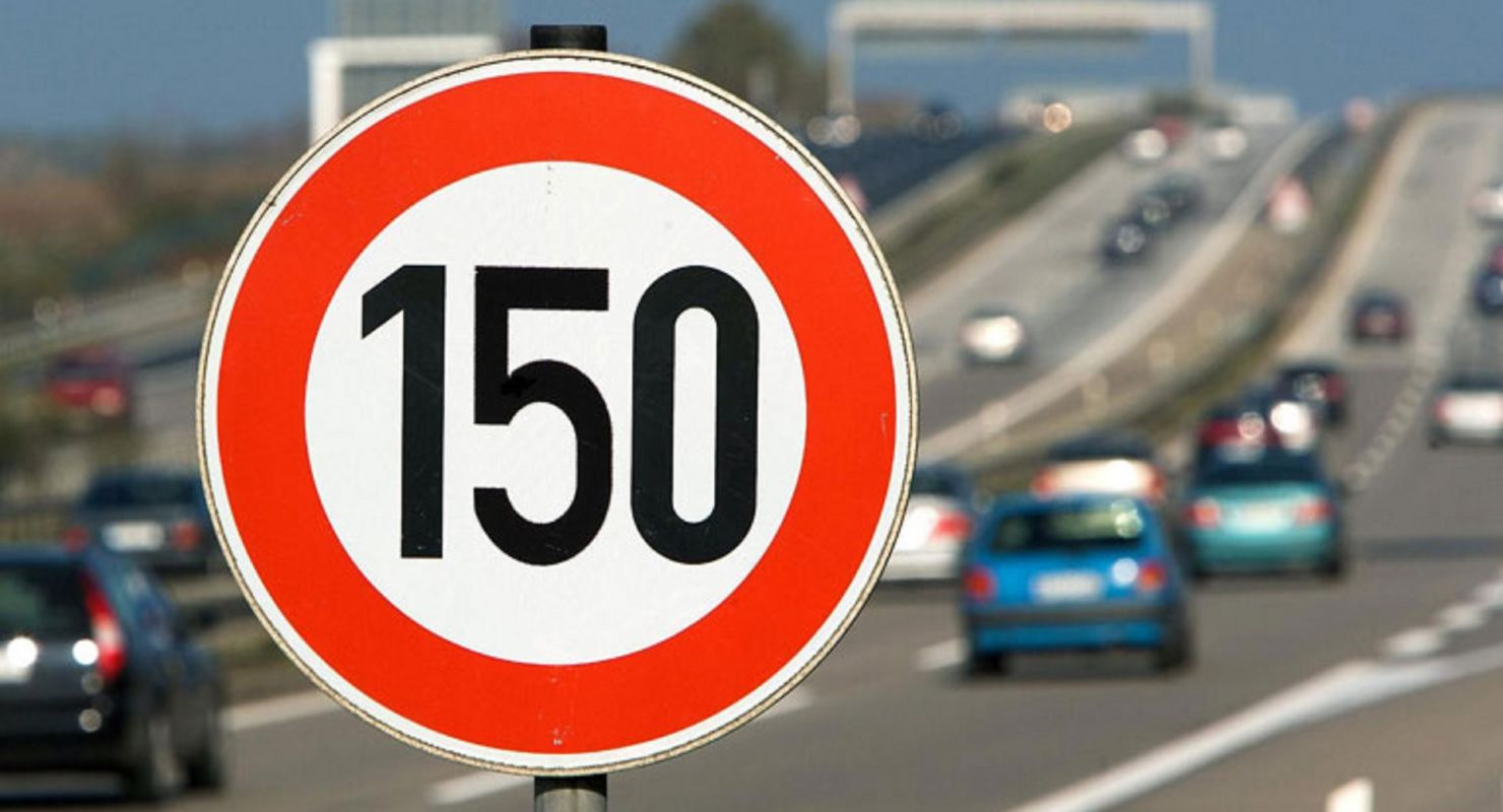 Ехать 150 км час. Знак 130 км/ч. Ограничение скорости 130. Ограничение максимальной скорости. Знак ограничения скорости 130 км/ч.