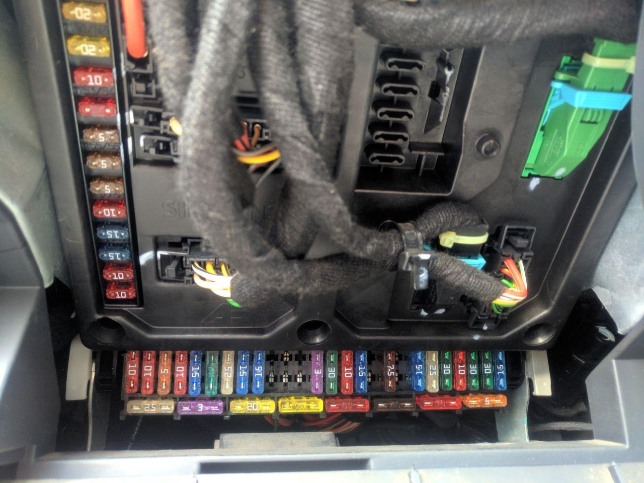 Вышибает предохранитель печки - Volkswagen Golf Mk5, 1,4 л, 2008 года своими рук