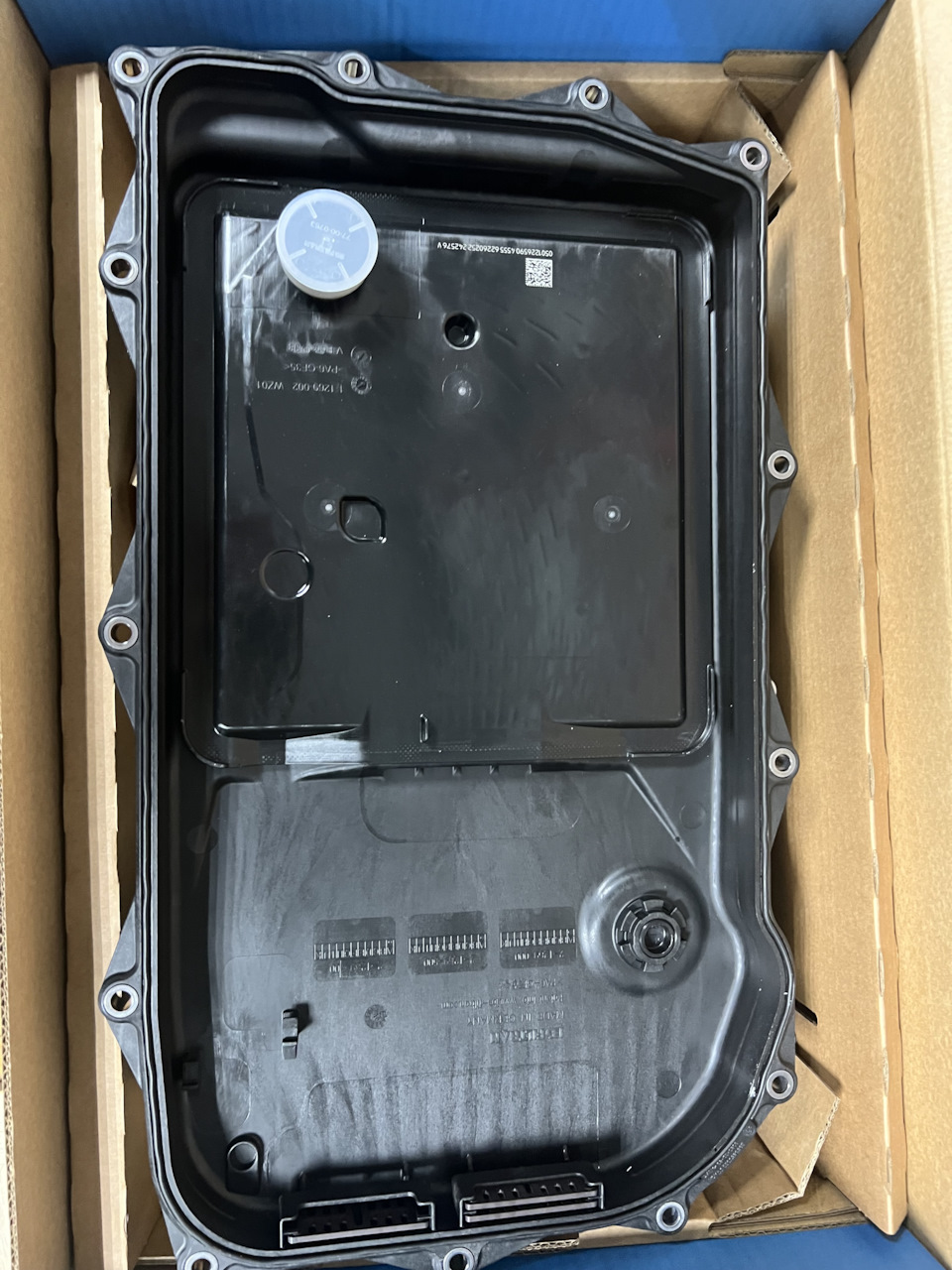 Синяя коробка. В ней поддон, болты и пробка в zip-пакете с пайкой, 7 литров масла и QR код на инструкцию. — BMW 5 series (G30)