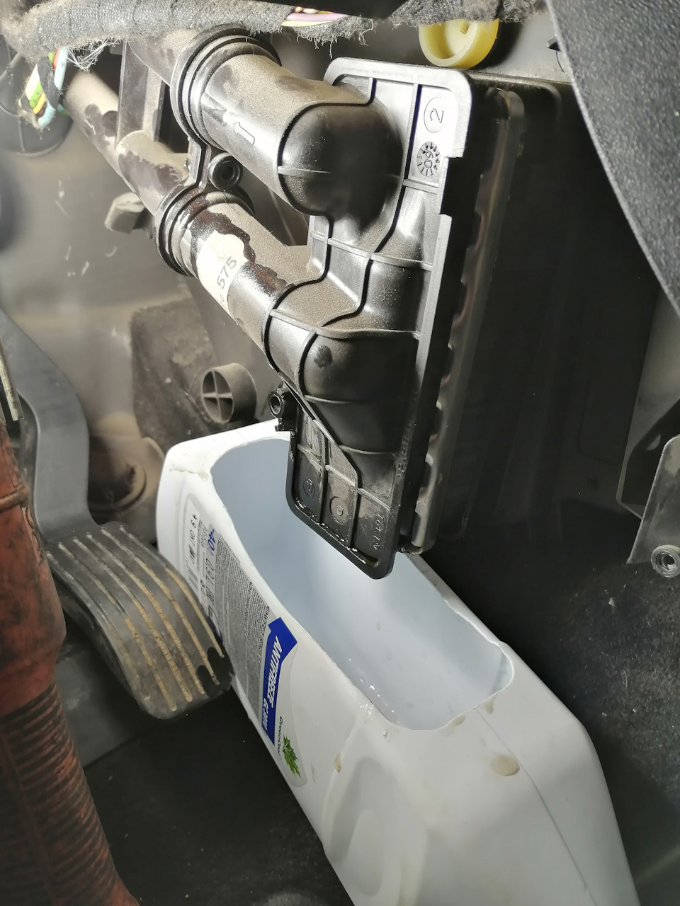 Первая поломка. Антифриз под ковриком. — Citroen C4 (1G), 1,6 л, 2009 ...