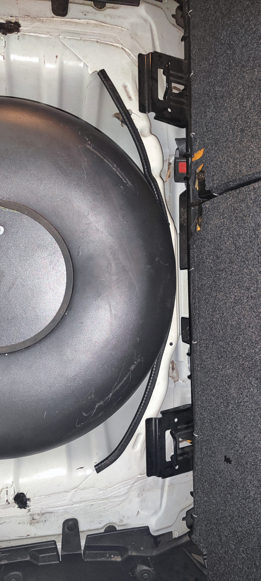 Панель закрыта резинкой штатной — Toyota bB (2G)