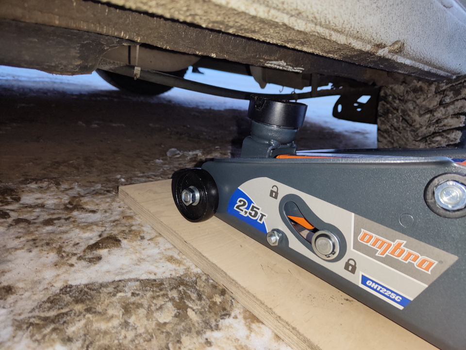 Высота подхвата, фанерка для ровной поверхности и не запачкать новенький домкрат. — Volkswagen Polo Sedan