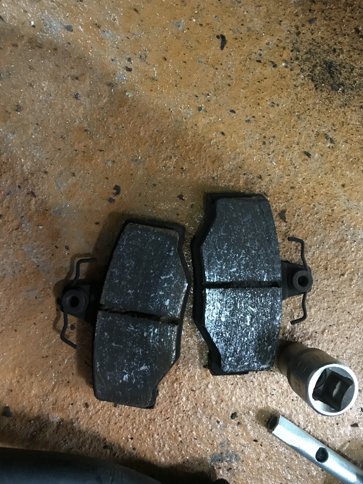 Замена заднего суппорта Ниссан Альмера н16 — Nissan Almera II (N16), 1 ...