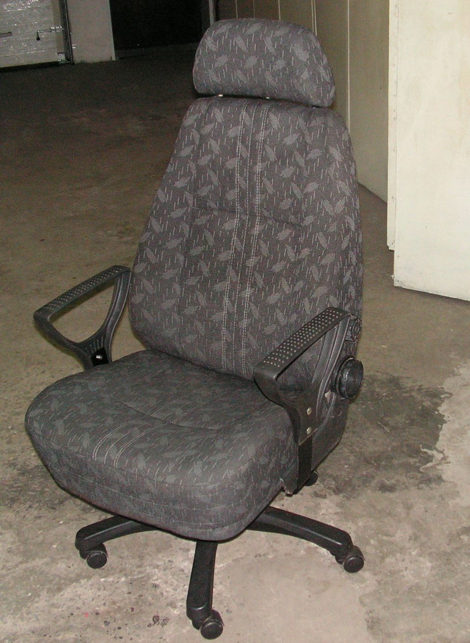 Компьютерный стул из автомобильного кресла