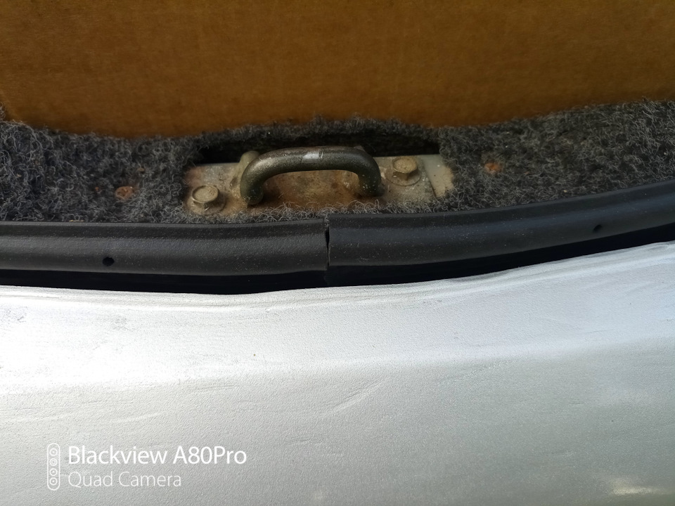 Протягивать начинал от замка багажника. Лишнее отрезал ножом — Lada 21102