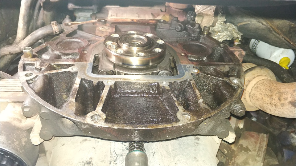 Потек новый задний сальник коленвала — Ford Transit (6G), 2,4 л, 2000 ...