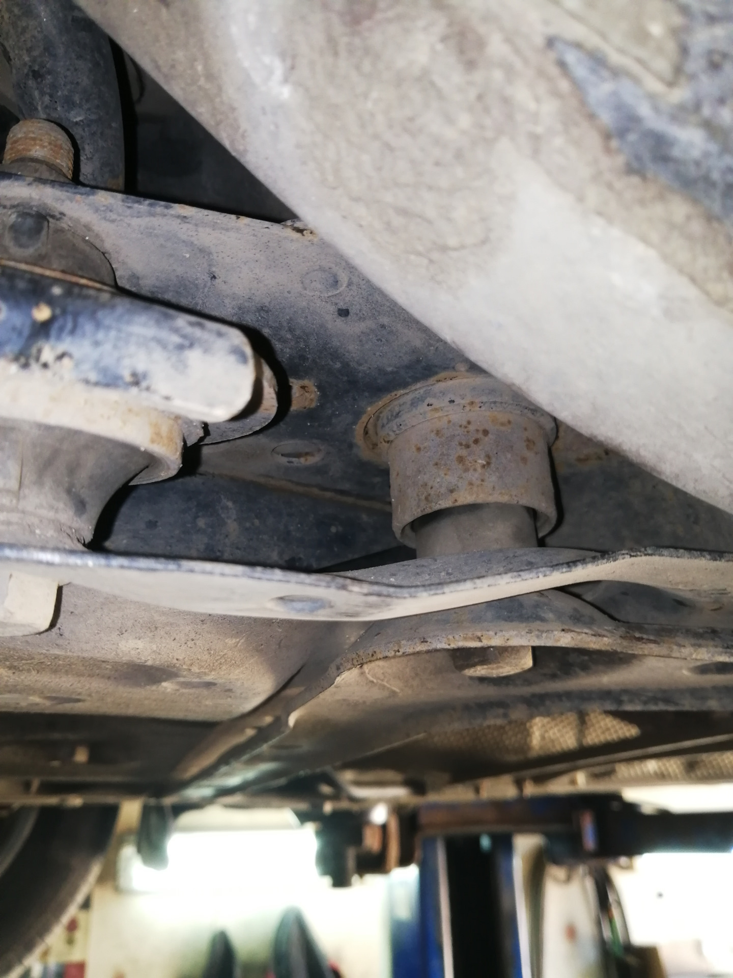 Замена сайлентблоков подрамника — Nissan Note (1G), 1,6 л, 2008 года ...