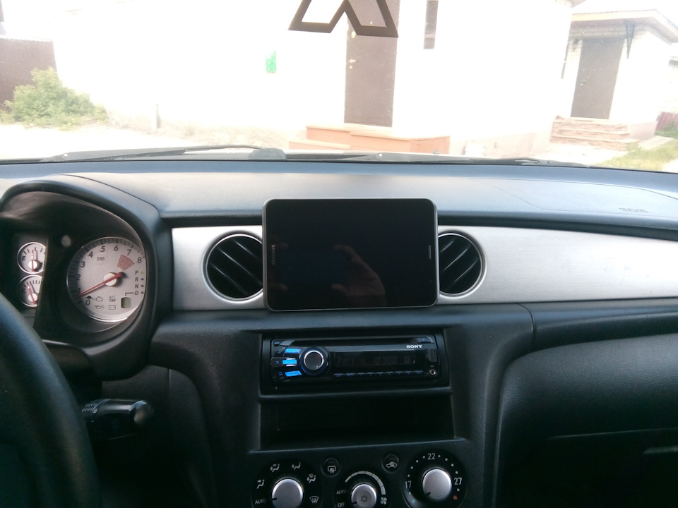 Планшет в торпеду — Mitsubishi Outlander (1G), 2,4 л, 2004 года ...