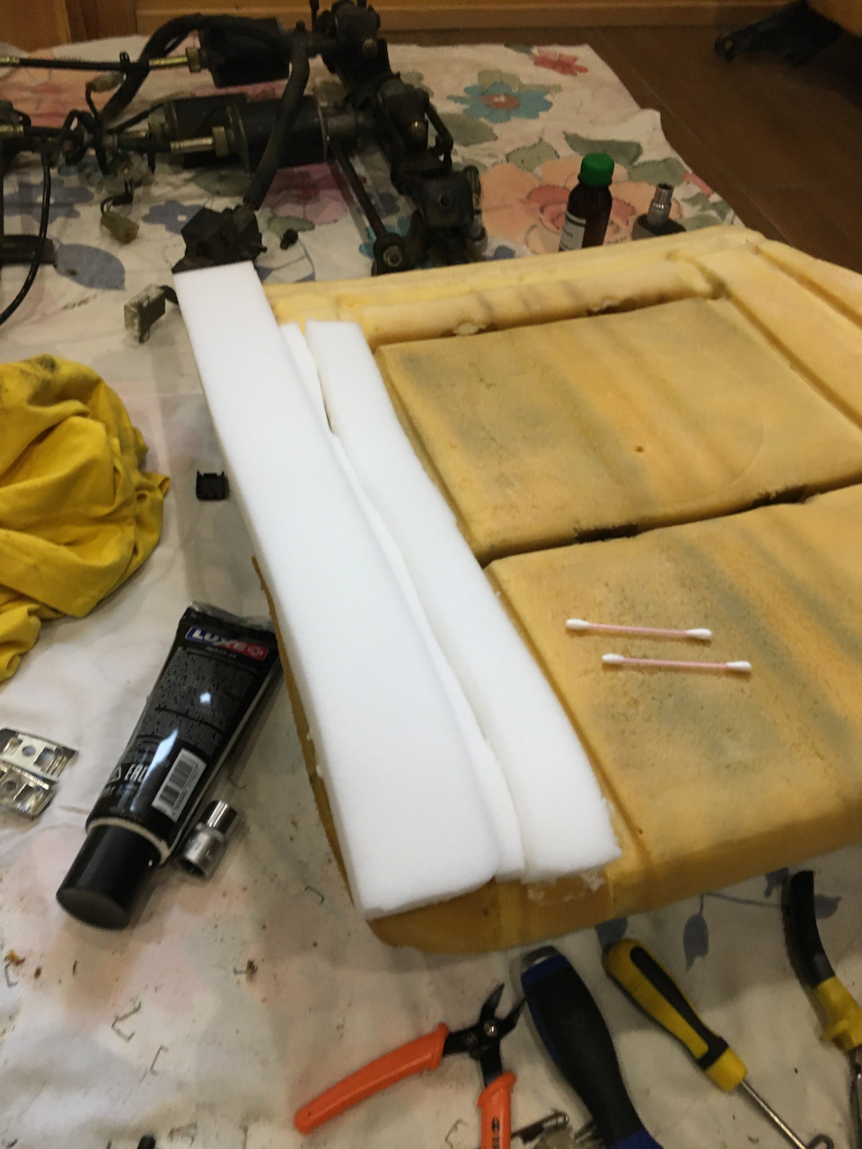 Просиженную боковину решил попробовать нарастить. Все тем же латексным клеем приклеил поролон из строительного магаза, брал максимально плотный из имеющегося. — Toyota Crown (S120)