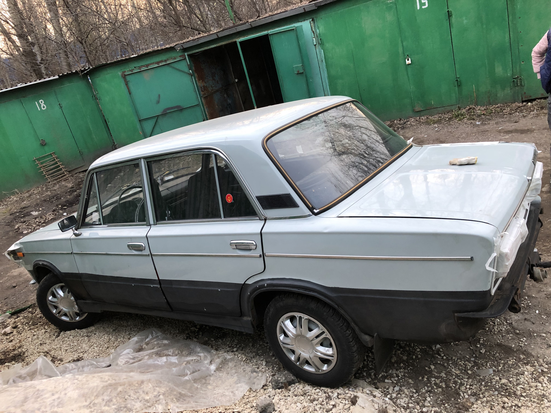 Закраска чёрного мовиля и пистоны молдингов — Lada 21063, 1,3 л, 1988 года  | кузовной ремонт | DRIVE2