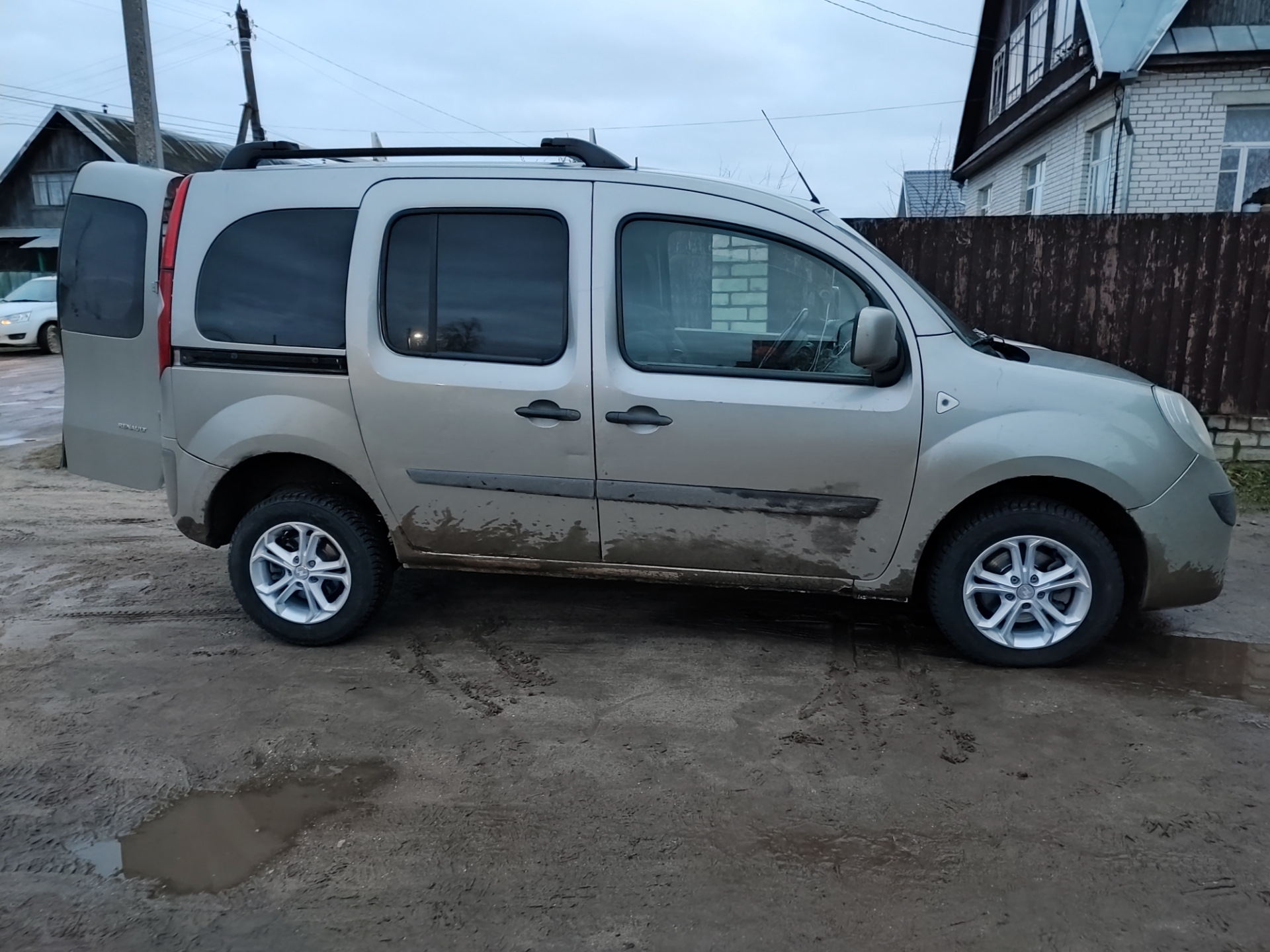 Литые диски рено кангу 1. Диски на рено кангу 2. Рено кангу 2011 года. Диски кангу 2. Renault kangoo 2 на литье.