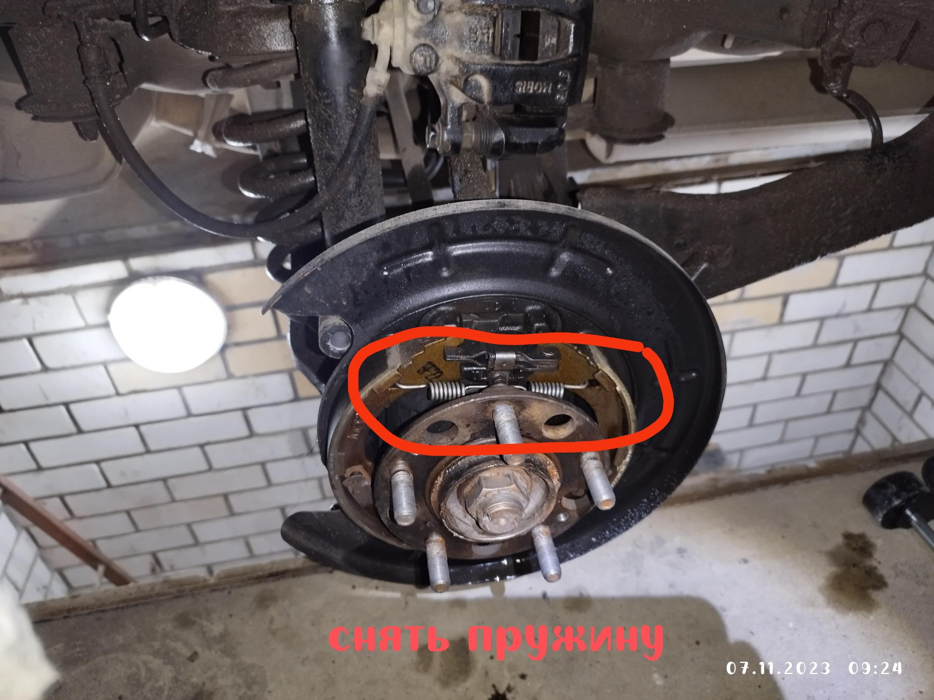 Замена правого тросика ручного тормоза — Hyundai Tucson (TL), 2 л, 2016 ...