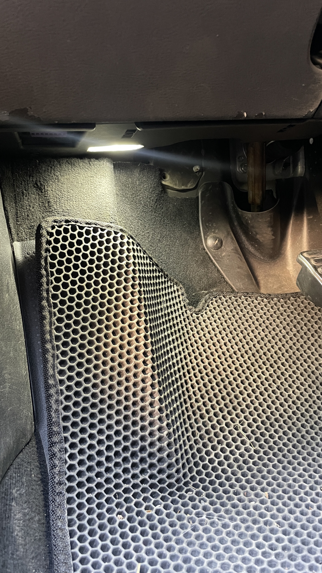 Подсветка пространства ног Led. — Volkswagen Passat B6, 2 л, 2005 года ...