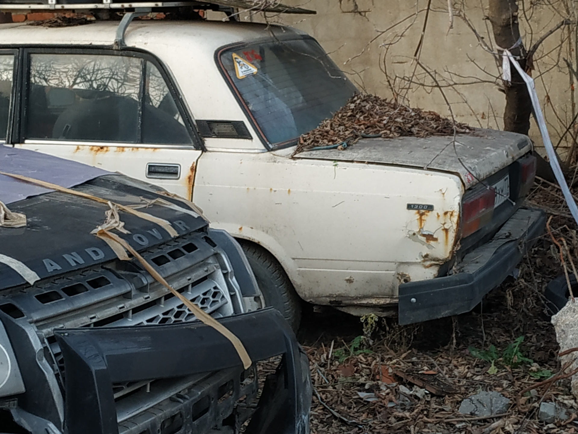 Брошенные машины во дворах куда обращаться. Брошенные автомобили во дворах куда жаловаться. Куда сообщить о брошенном автомобиле.