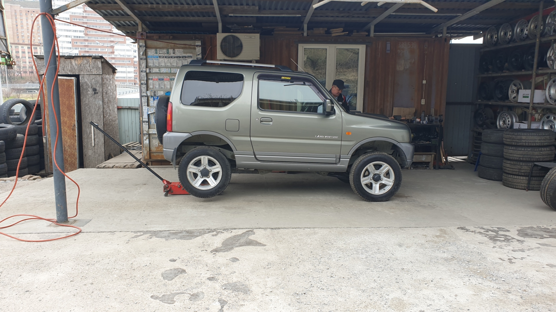 Резина Kumho 205/80/16 AT — Suzuki Jimny (1G), 0,7 л, 2008 года | шины ...