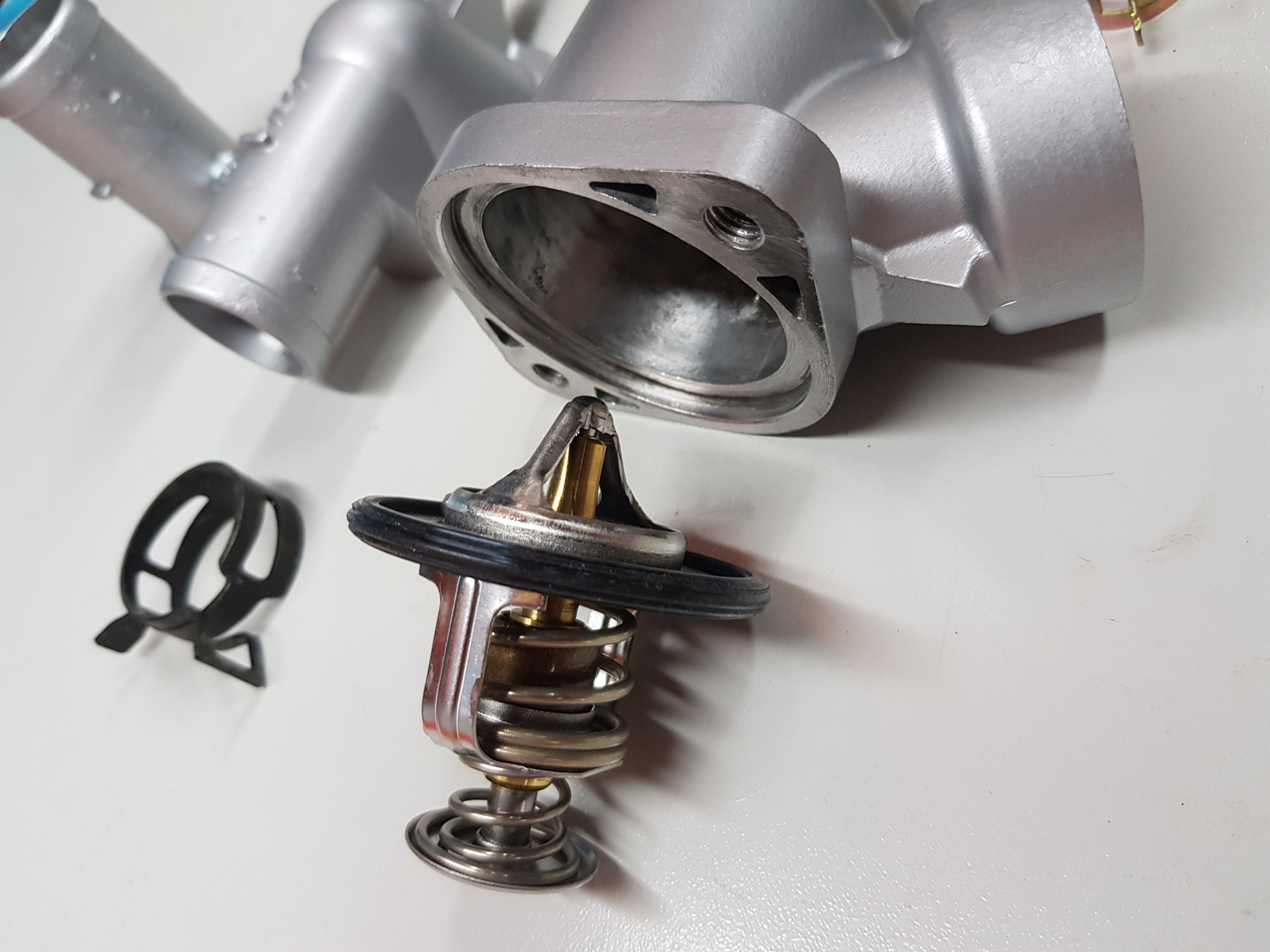 с. 5 дизель. корпус термостата митсубиси 4g64. термостата 4. термостата 4.