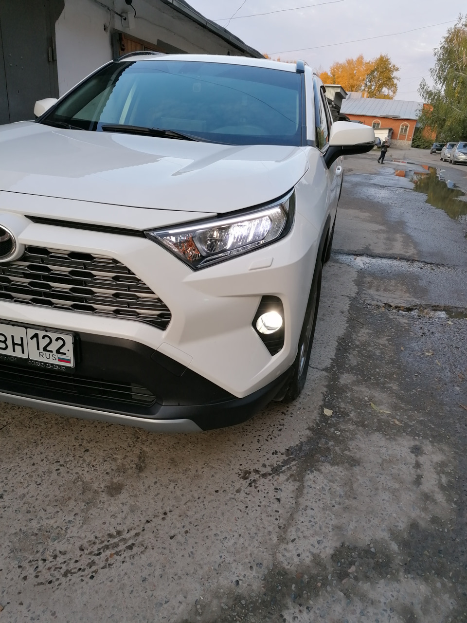 Рав 50. Rav4 xa50. Антихром белого rav4 xa50. Toyota rav4 ха50. Toyota RAV 4 антихром.