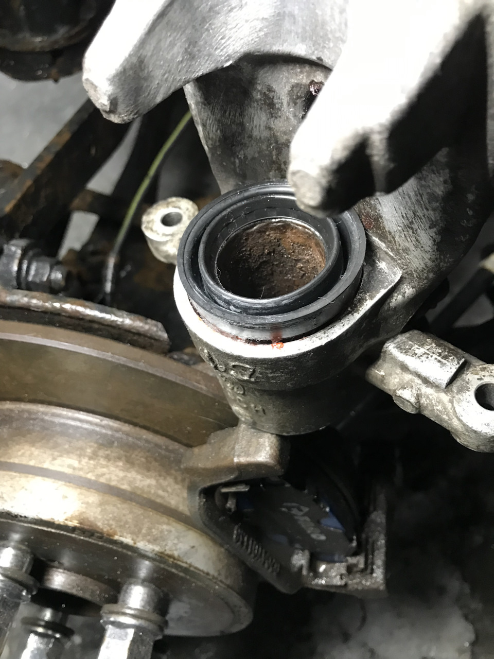 Новый пыльник — Toyota Avensis II